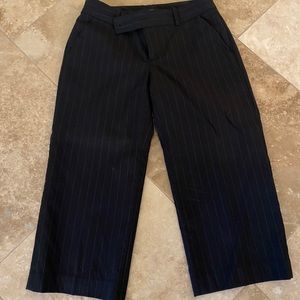 Black white pinstripe stretch crops